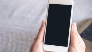 スマホの画面が真っ暗になった時の対処法｜電源・液晶・強制再起動まとめ【2025年版】